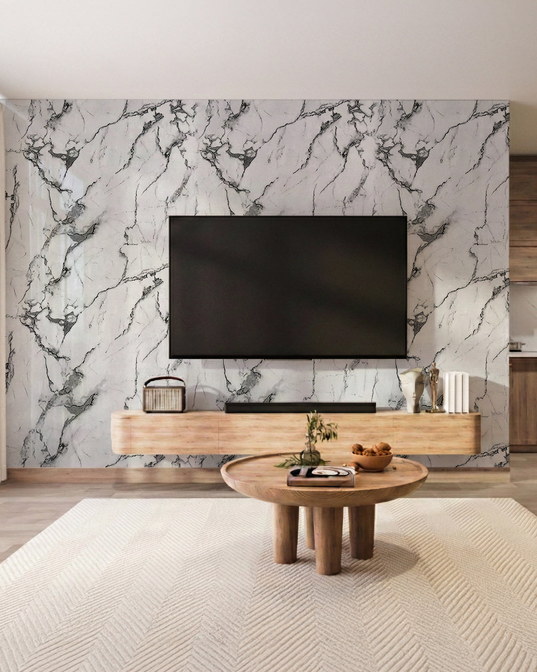 Wandpaneele Marmoroptik 122x244 cm in modernem Wohnraum mit TV und Couchtisch.