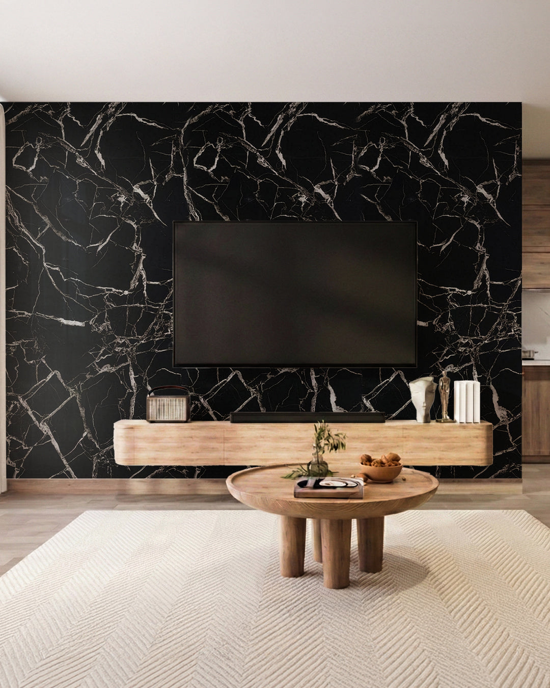 Wandpaneele Marmoroptik 122x244 cm in modernem Wohnraum mit Fernseher und Holztisch.