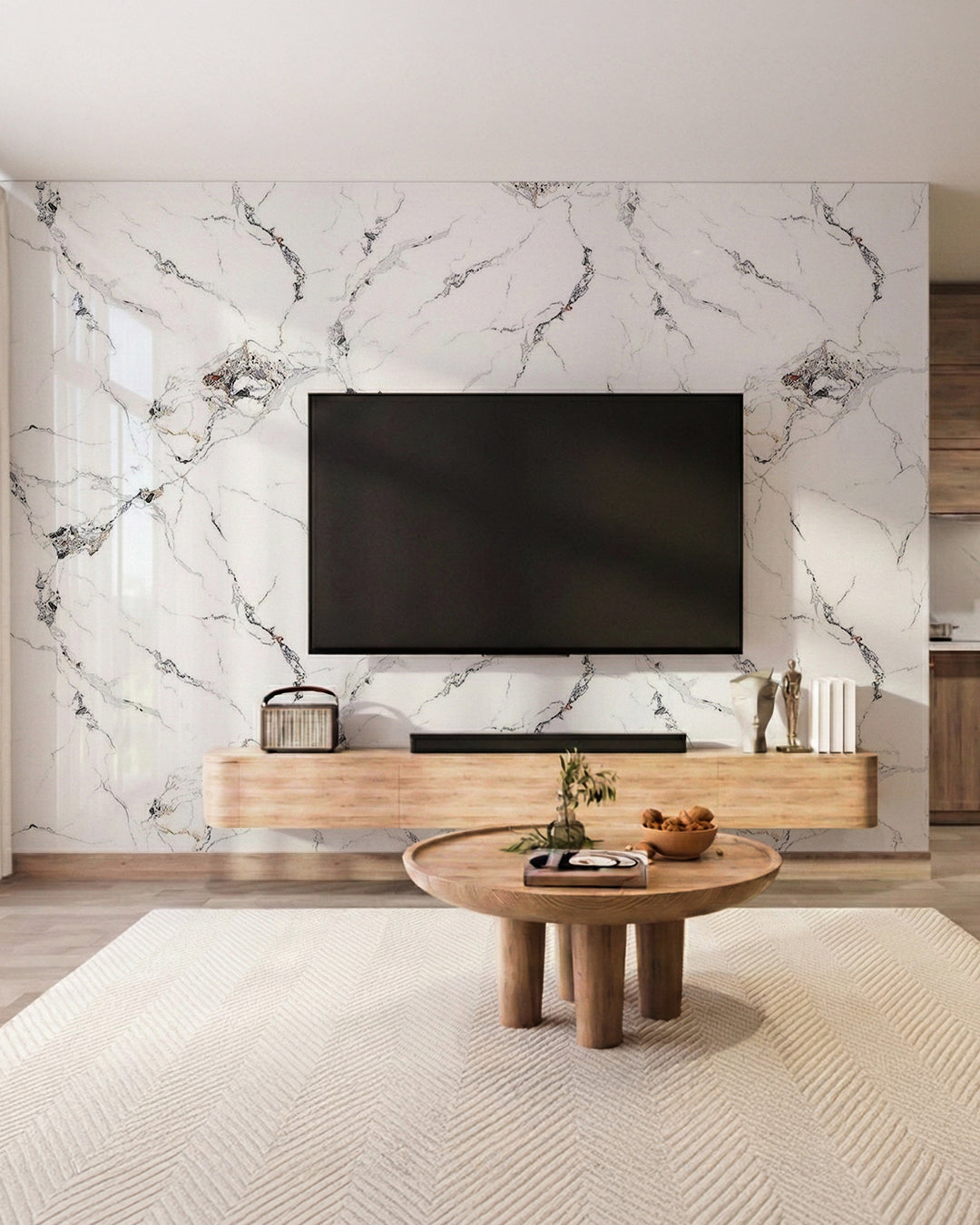Wandpaneele Marmoroptik 122x260 cm in modernem Wohnzimmer mit TV und Holzregal