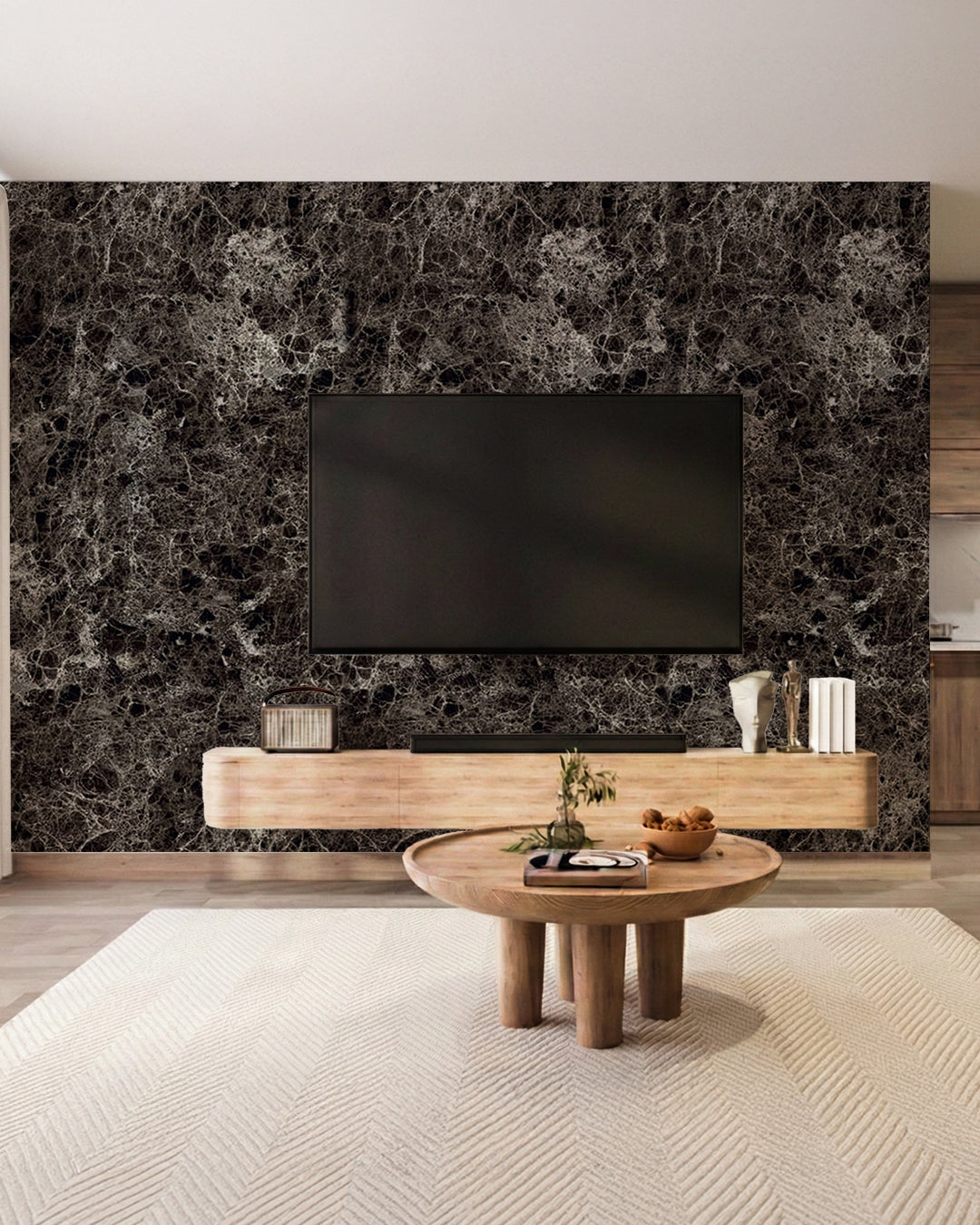 Wandpaneele Marmoroptik 122x244 cm in einem eleganten Wohnzimmer mit TV und Holzregal.