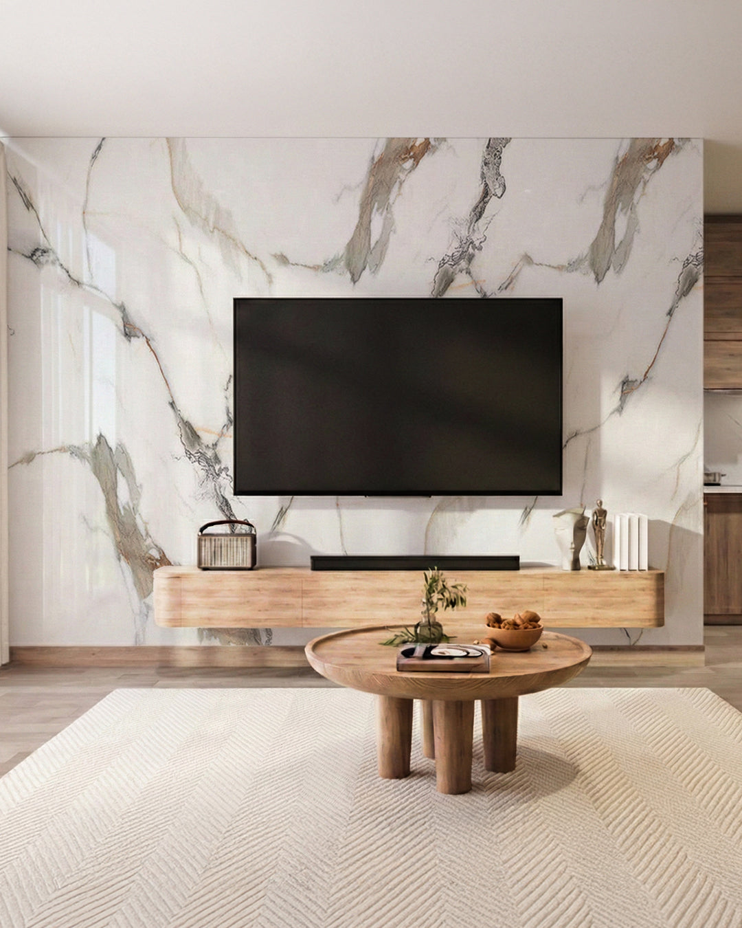 Wandpaneele Marmoroptik 122x244 cm mit TV und Holz-Möbeln im modernen Wohnraum.