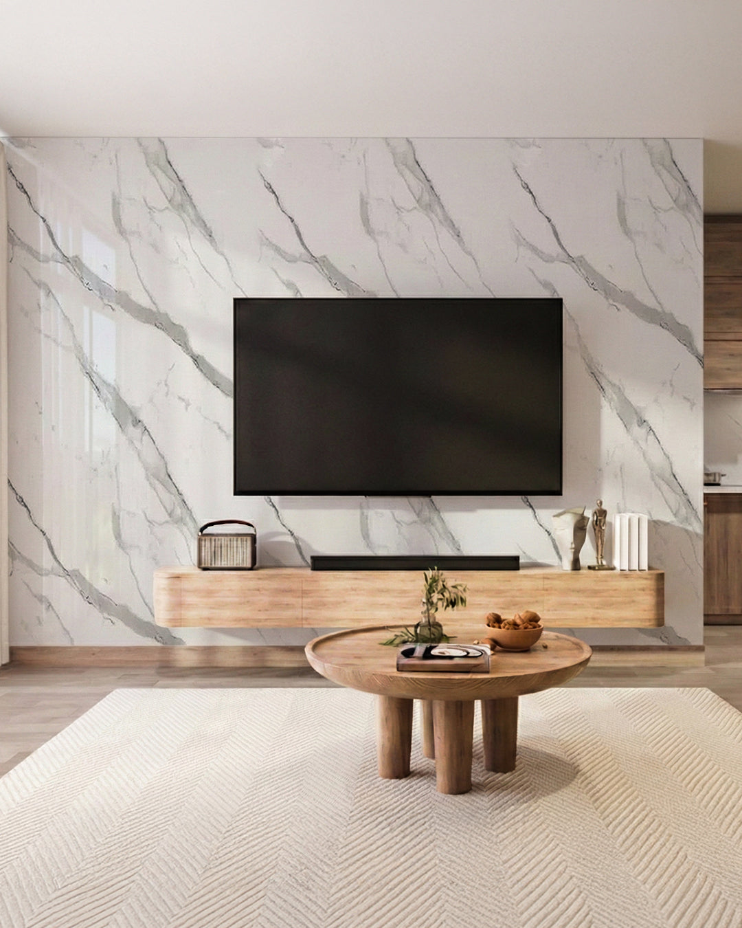 Wandpaneele Marmoroptik 122x260 cm in einem modernen Wohnzimmer mit Fernseher und Holzmöbel.