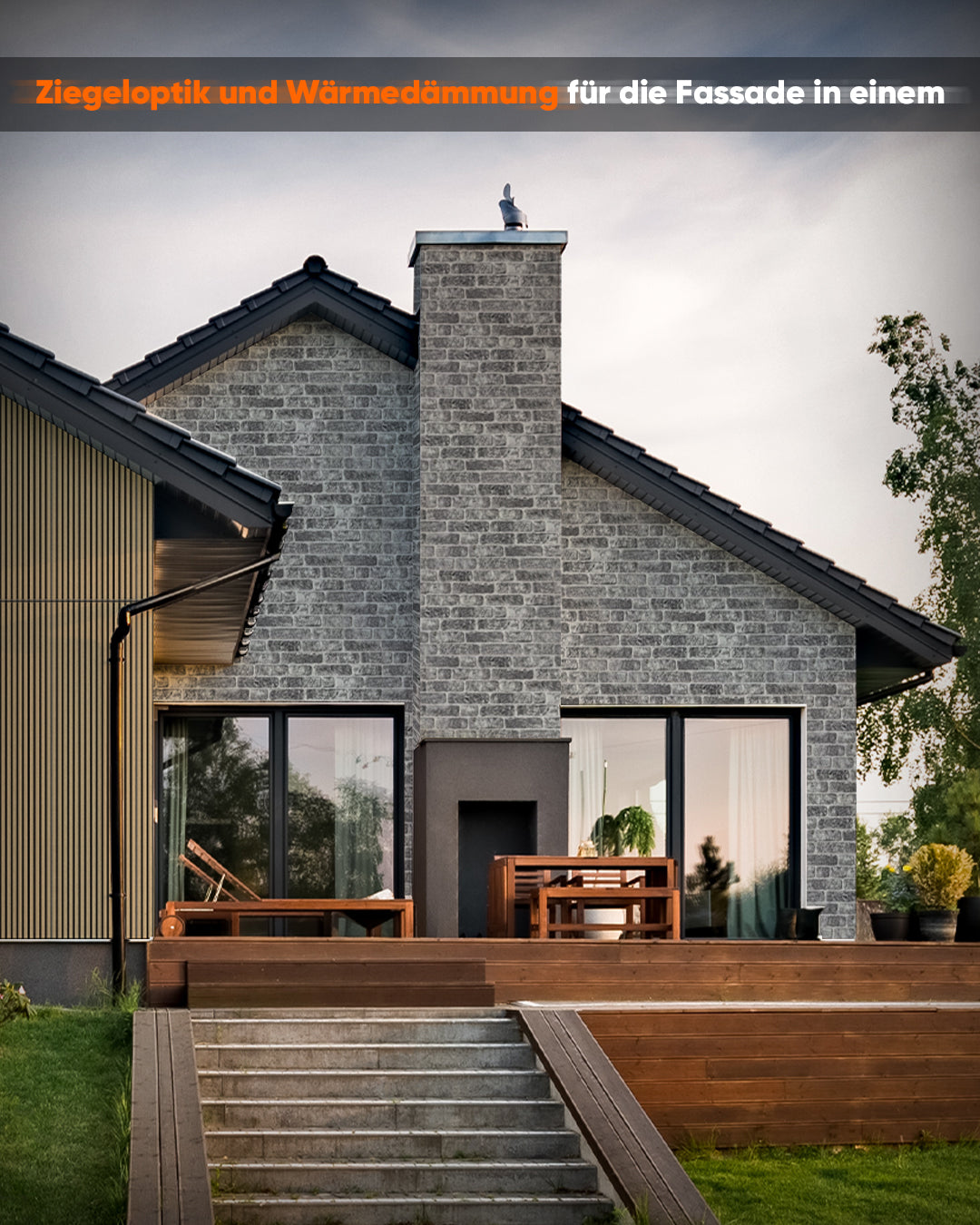Wandverkleidung Steinoptik 50x100x2 cm mit gemauerter Fassade, Holzterrasse und moderner Bauweise.