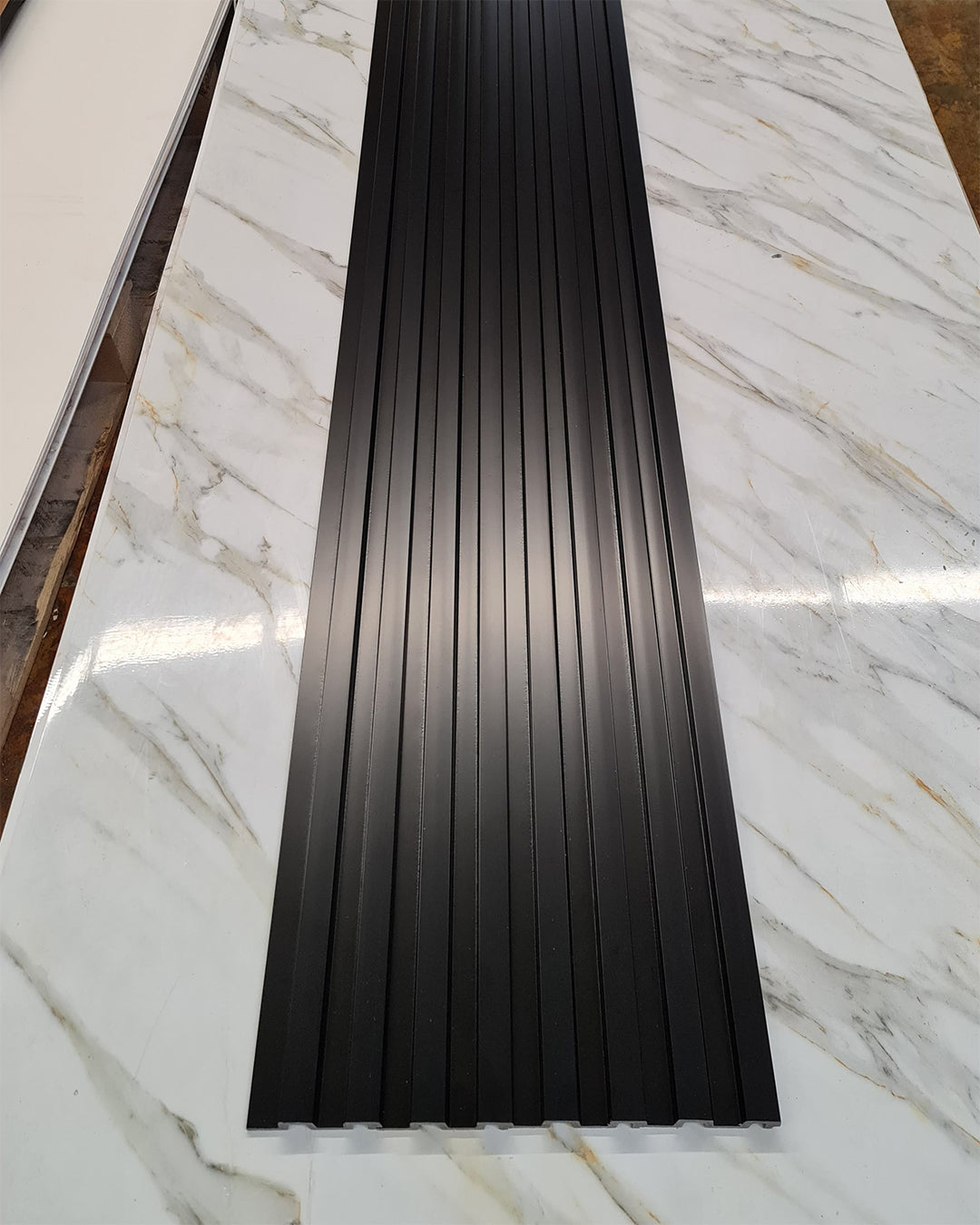 Zwarte houten PS-wandpanelen