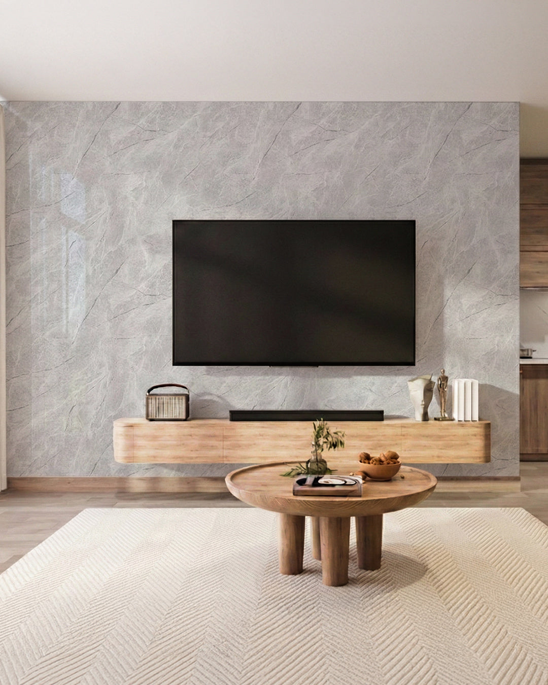 Wandpaneele Marmoroptik 122x260 cm als stilvolle Wandverkleidung in modernem Wohnraum mit Fernseher und Holzmöbeln.