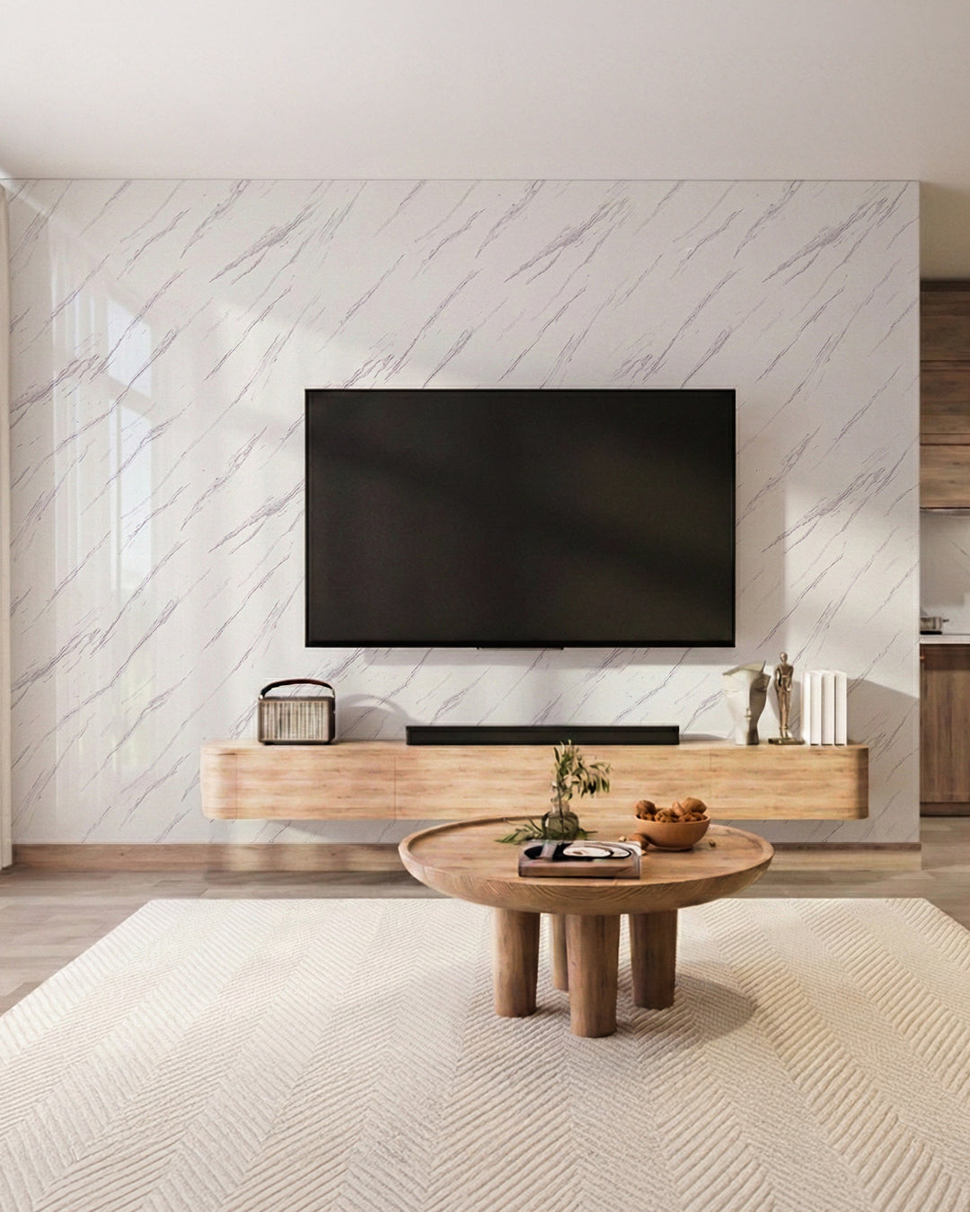 Wandpaneele Marmoroptik 122x260 cm in einem modernen Wohnraum mit TV und holzfarbenem Couchtisch.